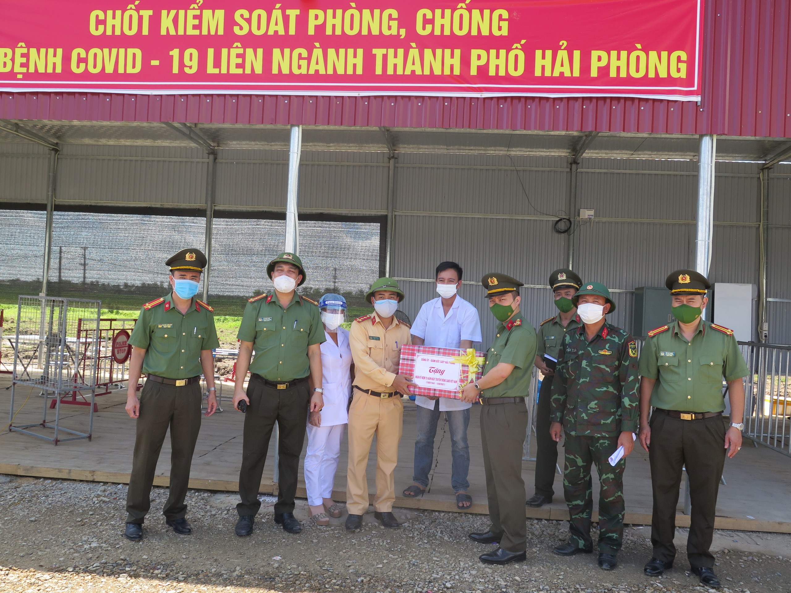 Thượng tá Lê Trung Sơn - Phó Giám đốc CATP thăm, động viên lực lượng làm việc tại các chốt liên ngành thành phố